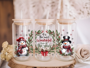 Preview: Weihnachtsglas mit Schneemann – Glas mit Strohhalm, Bambusdeckel und festlichem Motiv Preview: Ein 16oz Glasbecher mit Bambusdeckel und wiederverwendbarem Strohhalm, verziert mit zwei lächelnden Schneemännern in festlicher Winterkleidung und dem Spruch 'It's the most wonderful time of the year', umgeben von winterlichen Zweigen. Perfekt für festlic